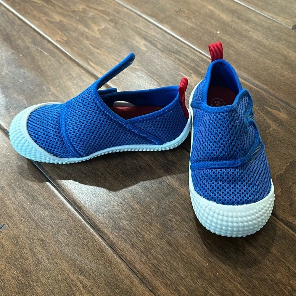excellent condition water shoes